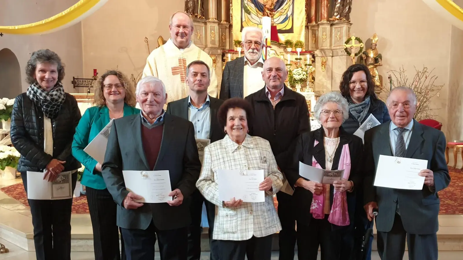 Die geehrten Kirchenchormitglieder mit Pfarrer Markus Nees. Im Bild fehlt Gottfried Hofmann. (Bild: Sieglinde Lang)