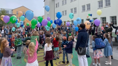 Die ABC-Schützen der Grundschule Neustadt starten farbenfroh ins Abenteuer Schule. (Bild: Elke Troppmann)