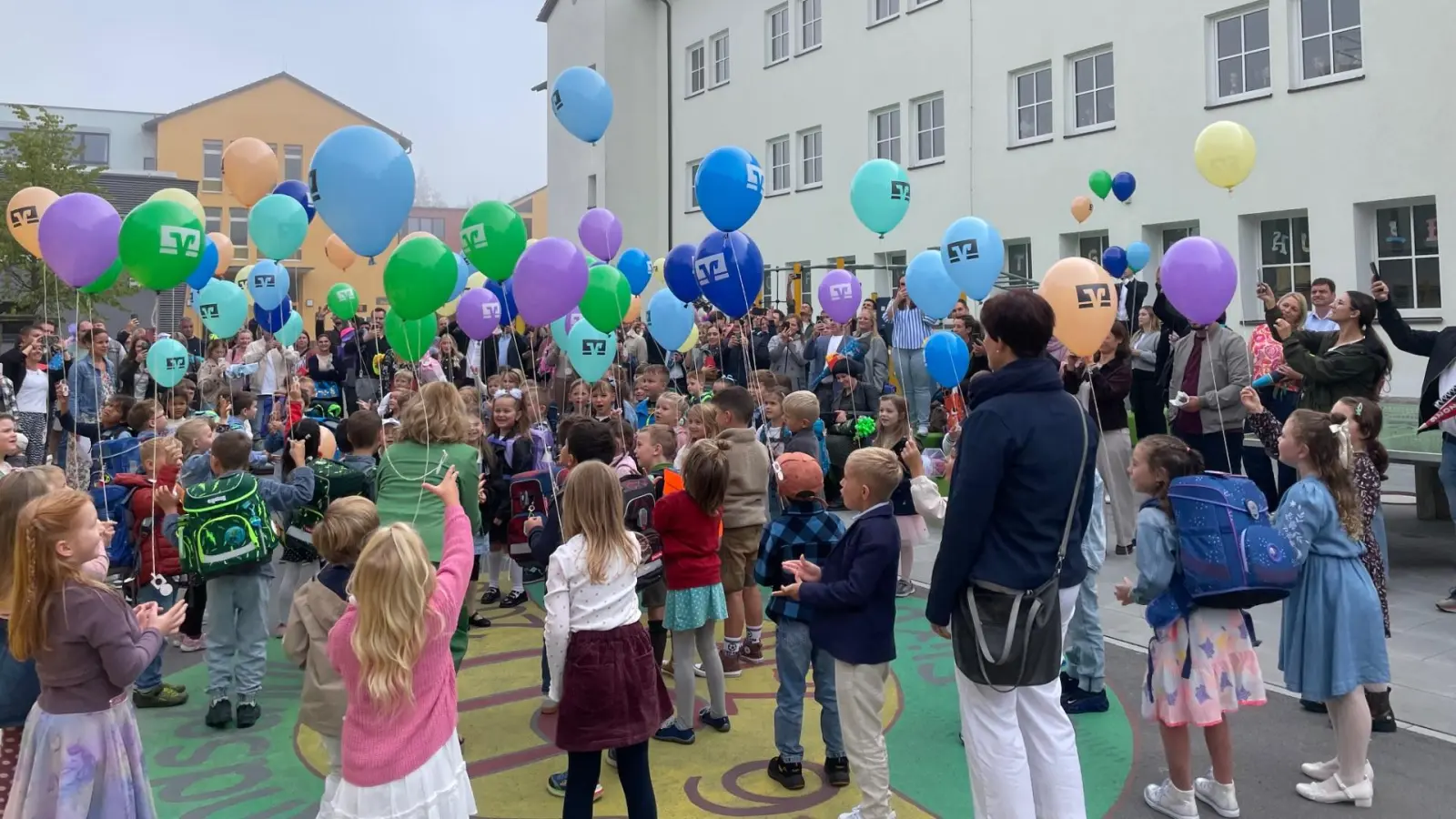 Die ABC-Schützen der Grundschule Neustadt starten farbenfroh ins Abenteuer Schule. (Bild: Elke Troppmann)