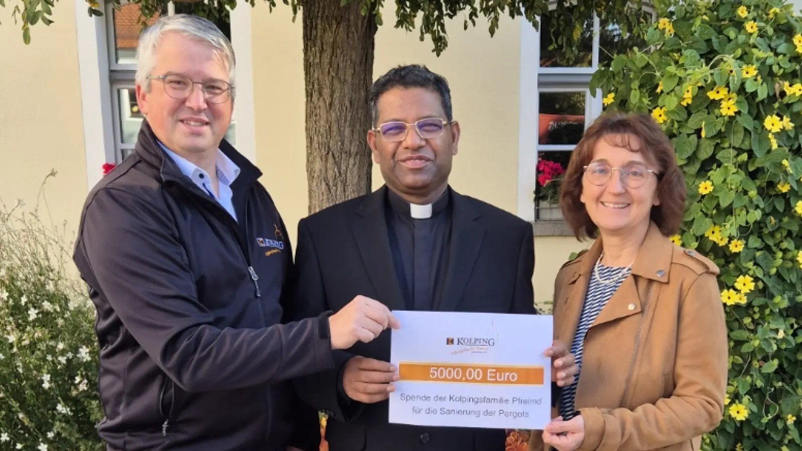 Die beiden Kolping-Vorsitzenden Georg Hirmer (links) und Maria Richthammer (rechts) konnten mit 5000 Euro die zweitgrößte Einzelspende in der Vereinsgeschichte an Stadtpfarrer P. Georg (Mitte) übergeben. (Bild: Andrea Lorenz)