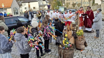 Pfarrer Pater Anish George segnete die mitgebrachten Palmzweige. Dann zogen die Gläubigen durch Ebnath. (Bild: Josef Söllner)
