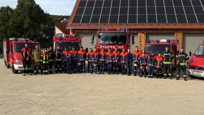 Die Jugendlichen mit ihren Betreuern und allen Einsatzfahrzeugen beim Berufsfeuerwehrtag. (Bild: Philipp Heinl)