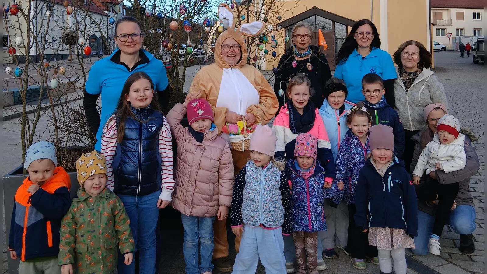 Kleine Helfer unterstützten den OGV beim Schmücken des Marktplatzes (Bild: Sigi Spindler)