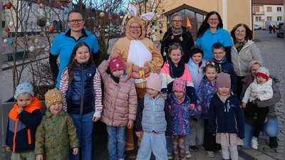 Kleine Helfer unterstützten den OGV beim Schmücken des Marktplatzes (Bild: Sigi Spindler)