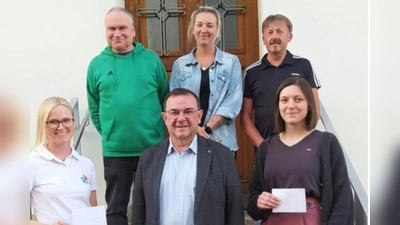 Vorne von links nach rechts: Karina Jobst, Stadtpfarrer Konrad Amschl, Anja Sporer, hintere Reihe Markus Fichtner, Sarah Hecht, 2. Vorstand Rudi Mark. (Bild: Gisela Koenig)