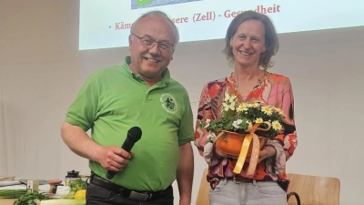 Vorsitzender Ruhland bedankte sich bei der Referentin Marion Bräu für den hervorragenden Vortrag mit einem Blumengesteck (Bild: Karl Ruhland)