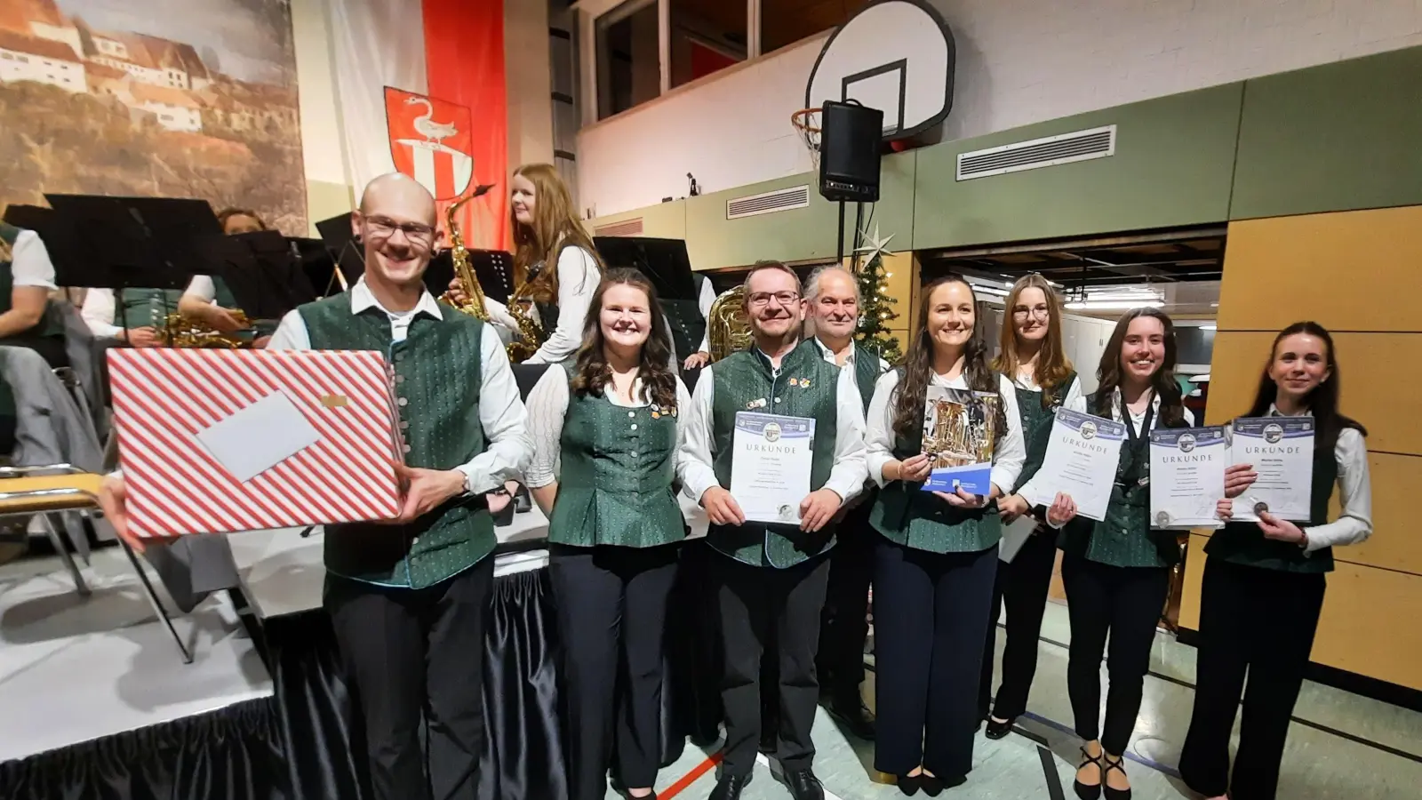 Für erfolgreiche Prüfungen gab es Abzeichen und Urkunden. v.links Dirigent Philipp Senft, Vorsitzende Jessica Zimmer, Daniel Haller, Gery Böller, Katharina Haller, Anna Bär, Annika Höfler und Marley Schön. (Bild: Gerhard Doerfler)