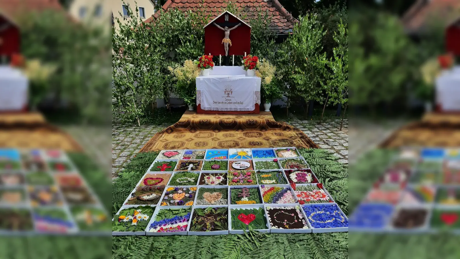 Originelle Idee: Aus 30 Pizzaschachteln setzte sich der Fronleichnamsaltar am Störnsteiner Backofen zusammen.  (Bild: Carolin Würth)