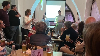 Sarah Lehner, SPD-Ortsvereinsvorsitzende, begrüßt Petra Vorsatz und die Teilnehmenden zur Buchvorstellung. (Bild: Roland Franz)