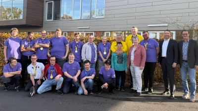 Die erfolgreichen Basketballer des Freizeitclubs feierten ihre sportlichen Erfolge gemeinsam mit den Geschäftsführungen von Lebenshilfe, Jura-Werkstätten und Jura-Wohnen und Vorstandsvorsitzendem Bernhard Vahle (2.v.r.). (Bild: Caroline Pirner)