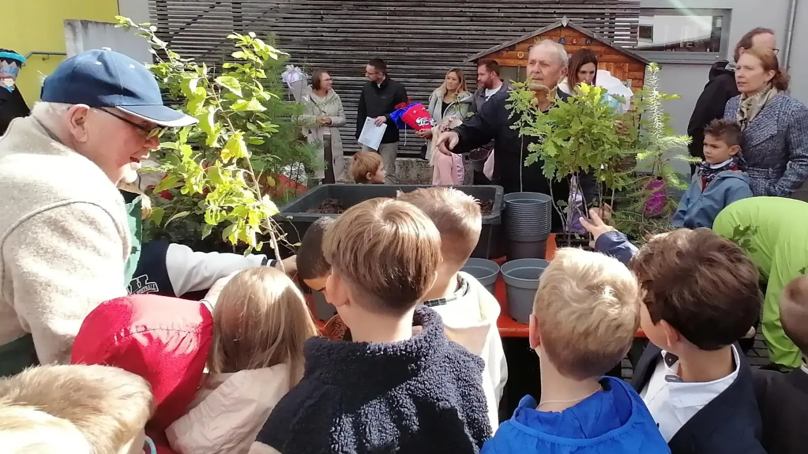 Für jeden Erstklässler gab es in Schnaittenbach ein Einschulungsbäumchen, frisch vom Obst- und Gartenbauverein eingepflanzt. (Bild: Anita Hartmann)