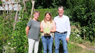 Christina Görner (links) durfte die Zertifizierungsplakette an Birgit und Jörg Frenzel, für den Vogelfreundlichen Garten, übergeben. (Bild: Sylvia Wallinger)