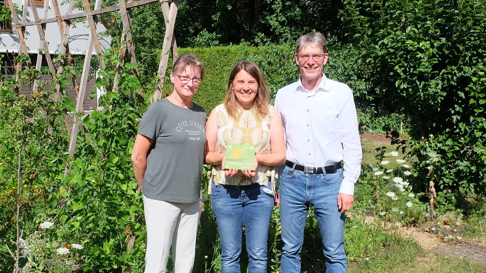 Christina Görner (links) durfte die Zertifizierungsplakette an Birgit und Jörg Frenzel, für den Vogelfreundlichen Garten, übergeben. (Bild: Sylvia Wallinger)