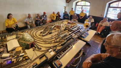 Zeitreise auf Schienen: Senioren zu Gast beim Modelleisenbahnverein Schwandorf. (Bild: Werner Klement)