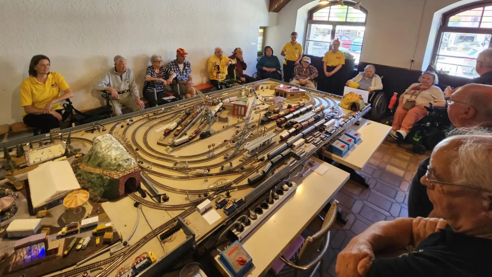 Zeitreise auf Schienen: Senioren zu Gast beim Modelleisenbahnverein Schwandorf. (Bild: Werner Klement)