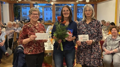 Spendenübergabe an Frau Dr. Pickert, Mitte<br>links: Margit Konze; rechts: Angelika Raithel-Sich, Schriftführerin KDFB St. Elisabeth (Bild: Erni Liebwein)