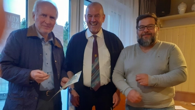 Stv. Vorsitzender, Horst Nitt (li.) überreicht zusammen mit Bürgermeister Thomas Kaufmann (re.) Urkunde und Ehrennadel für 25 Jahre an Markus Schraml. (Bild: Alfred Schuster)