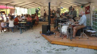 Festbetrieb im Bierzelt; die Bergwald-Musi rechts im Bild. (Bild: René Rausch )
