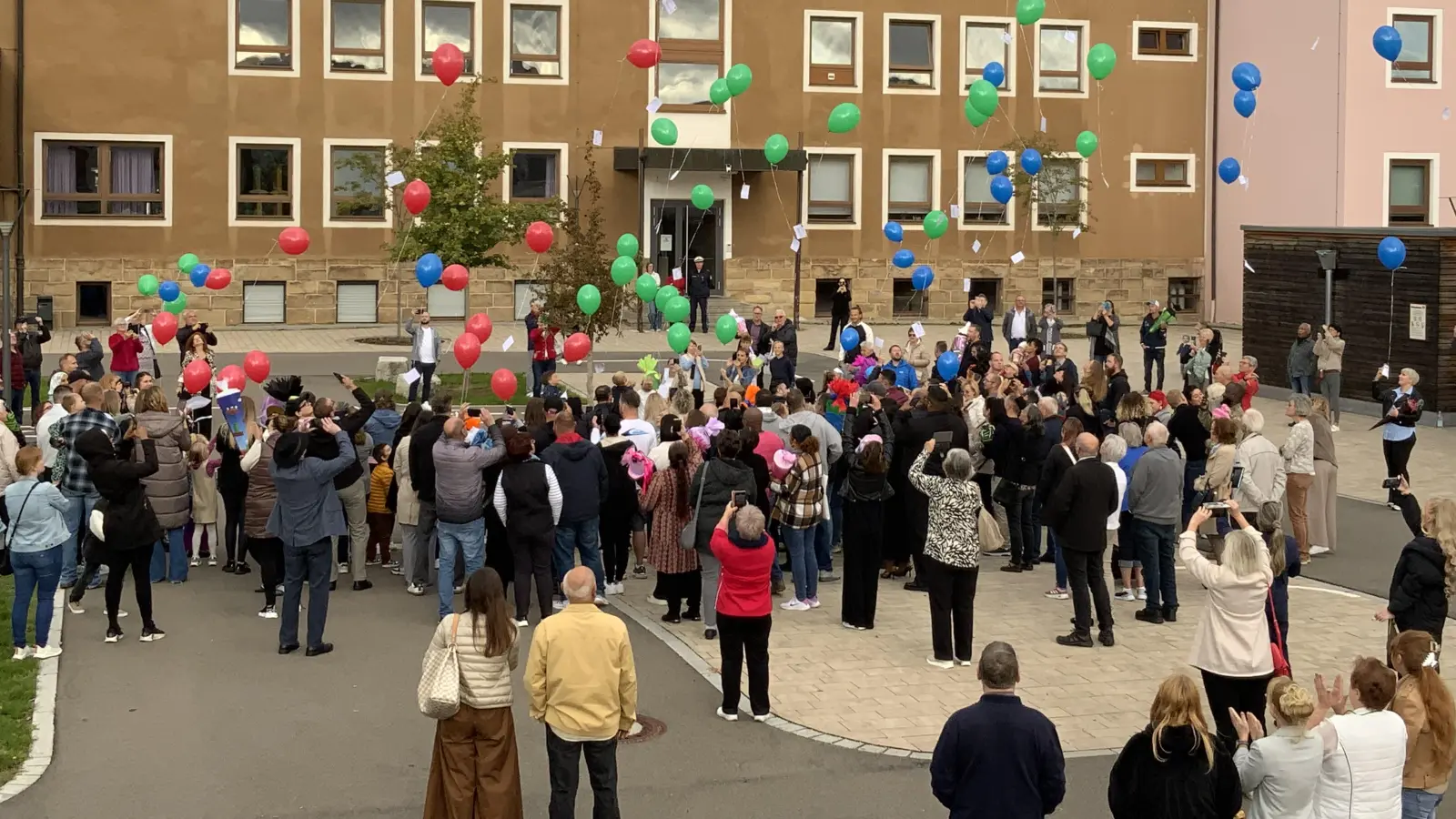 „Dass jetzt ein anderer Wind wehe“ hören Erstklässler ja häufig. Doch dass dieser Wind auch gute Wünsche transportiert, erlebten nun die 60 ABC- Schützen an der Grafenwöhrer Grundschule am ersten Schultag. (Bild: Dominik Eckert)