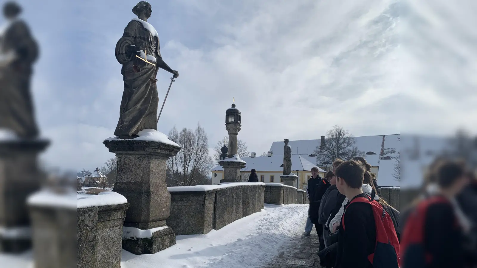 Vor der Gerichtsverhandlung versammelten sich die Schülerinnen und Schüler vor der „Justitia” auf der Brücke zum Amtsgericht Tirschenreuth.  (Bild: Erni Bühl)