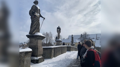 Vor der Gerichtsverhandlung versammelten sich die Schülerinnen und Schüler vor der „Justitia” auf der Brücke zum Amtsgericht Tirschenreuth.  (Bild: Erni Bühl)