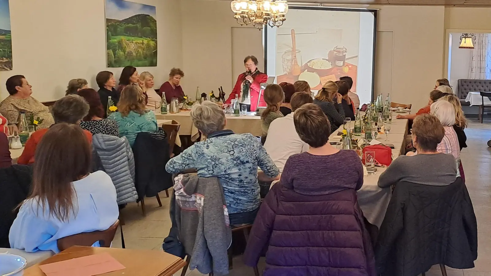 Die Kräuterexpertin, Autorin und Landfrauenberaterin war zu Gast beim Frauenbund Waldeck. Viele Interessierte folgten der Einladung und erfuhren in Theorie und Praxis, wie das Fermentieren von Gemüse sicher gelingt.  (Bild: Lisa Schiml)
