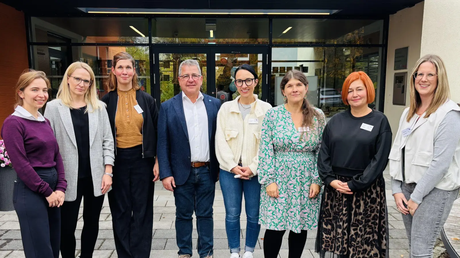 Gemeinsam mit seinen Gästen feierte das Team von Harl.e.kin sein 10-jähriges Bestehen (v.l.n.r.): Dr. Jenna Nübling und Lena Radtke (zentrale Koordinationsstelle Harl.e.kin München), Melanie Dietrich (Leiterin „Frühe Kindheit“, Lebenshilfe Amberg-Sulzbach), Dr. Andreas Fiedler (Chefarzt der Klinik für Kinder und Jugendliche, Klinikum St. Marien Amberg), Tanja Kopp (Nachsorgeschwester, Harl.e.kin), Stefanie Prätori (Koordinatorin, Harl.e.kin), Iris Ries (Nachsorgekraft, Harl.e.kin) und Verena Gebert (Nachsorgeschwester, Harl.e.kin). Nicht im Bild: Kerstin Auernhammer (Nachsorgekraft, Harl.e.kin). (Bild: Mariella Kramer)