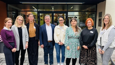 Gemeinsam mit seinen Gästen feierte das Team von Harl.e.kin sein 10-jähriges Bestehen (v.l.n.r.): Dr. Jenna Nübling und Lena Radtke (zentrale Koordinationsstelle Harl.e.kin München), Melanie Dietrich (Leiterin „Frühe Kindheit“, Lebenshilfe Amberg-Sulzbach), Dr. Andreas Fiedler (Chefarzt der Klinik für Kinder und Jugendliche, Klinikum St. Marien Amberg), Tanja Kopp (Nachsorgeschwester, Harl.e.kin), Stefanie Prätori (Koordinatorin, Harl.e.kin), Iris Ries (Nachsorgekraft, Harl.e.kin) und Verena Gebert (Nachsorgeschwester, Harl.e.kin). <br>Nicht im Bild: Kerstin Auernhammer (Nachsorgekraft, Harl.e.kin).<br> (Bild: Mariella Kramer)