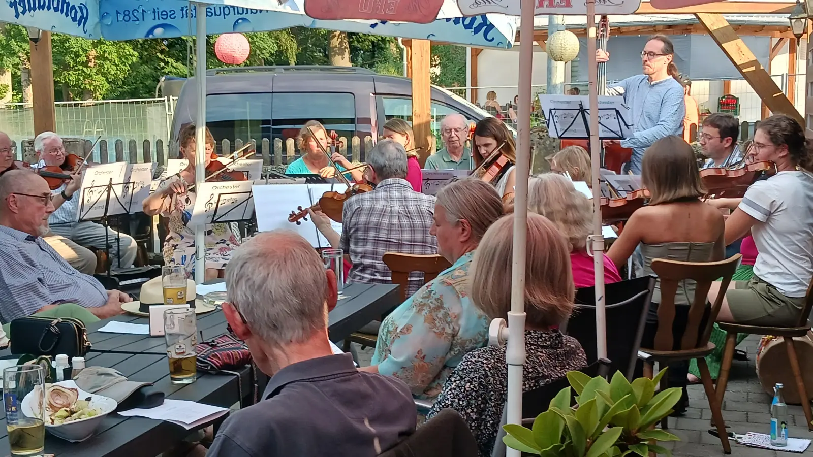 Bei der Serenade im Naabtalhaus präsentierte das Orchester Pfreimd unter der Leitung von Winfried Siller ein Programm aus drei Klangwelten. (Bild: Karl Prell)