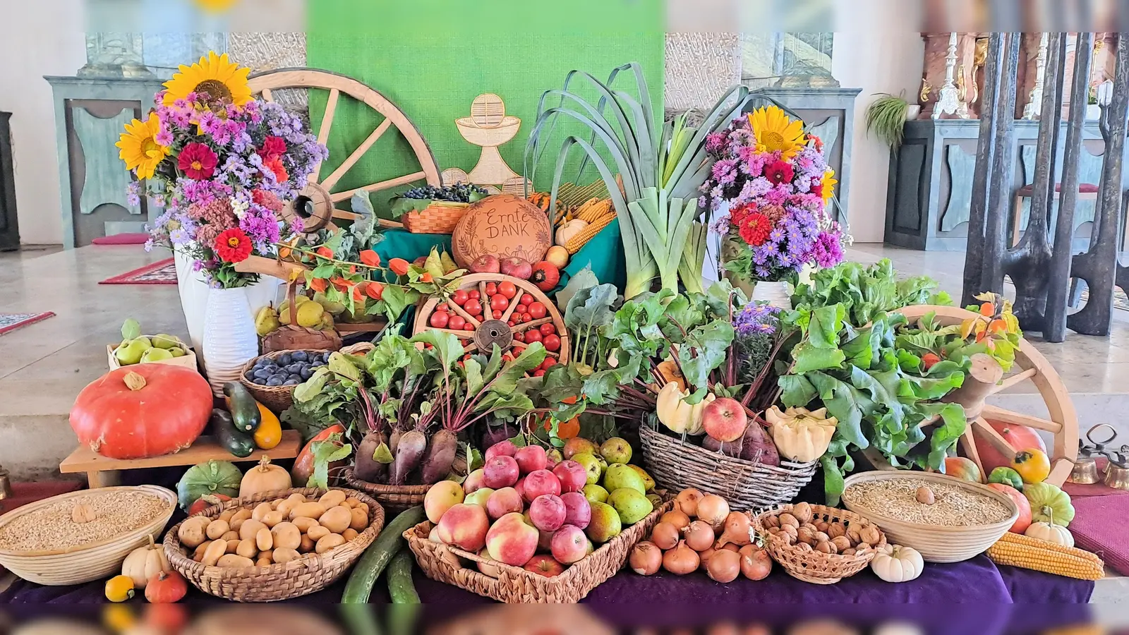 Ein reichlich bestückter Erntedankaltar (Bild: Johann Bauer)