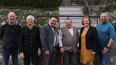 Staatssekretär Tobias Gotthardt aus Kallmünz gratulierte dem Gründungsvorstand der Freien Wähler Theisseil, Hans Wittmann, zum 75. Geburtstag von li. nach re.: Oswald Lingl, Karl Meier, Staatssekretär Tobias Gotthardt, Jubilar Hans Wittmann, Gabriela Bäumler, Tobias Groß (Bild: Gabriela Bäumler)