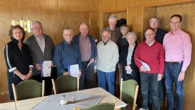 links nach rechts: Erika Renner, 1. Vorsitzende, Georg Meidenbauer, Günther Kohl, Alfons Regner, Wilhelm Böhm, Georg Pilhofer, für 40Jahre Mitgliedschaft, <br>Rita Wendler, Kies-Baldasty, Kreisvorsitzende, Werner Spies, Peter Jonscher 2. Vorsitzender, 1. Bgm. Hans-Jürgen Strehl. (Bild: Werner Renner)