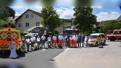 BRK-Rettungshundestaffel, Bundeswehr, Katastrophenschutz, das BRK und die örtliche Feuerwehren sowie die First Responder Poppenricht informierten beim gut besuchten Sommerfest auf dem Poppenrichter Dorfplatz über ihr Können und ihre Einsatzmöglichkeiten. (Bild: Gerhard Franz)