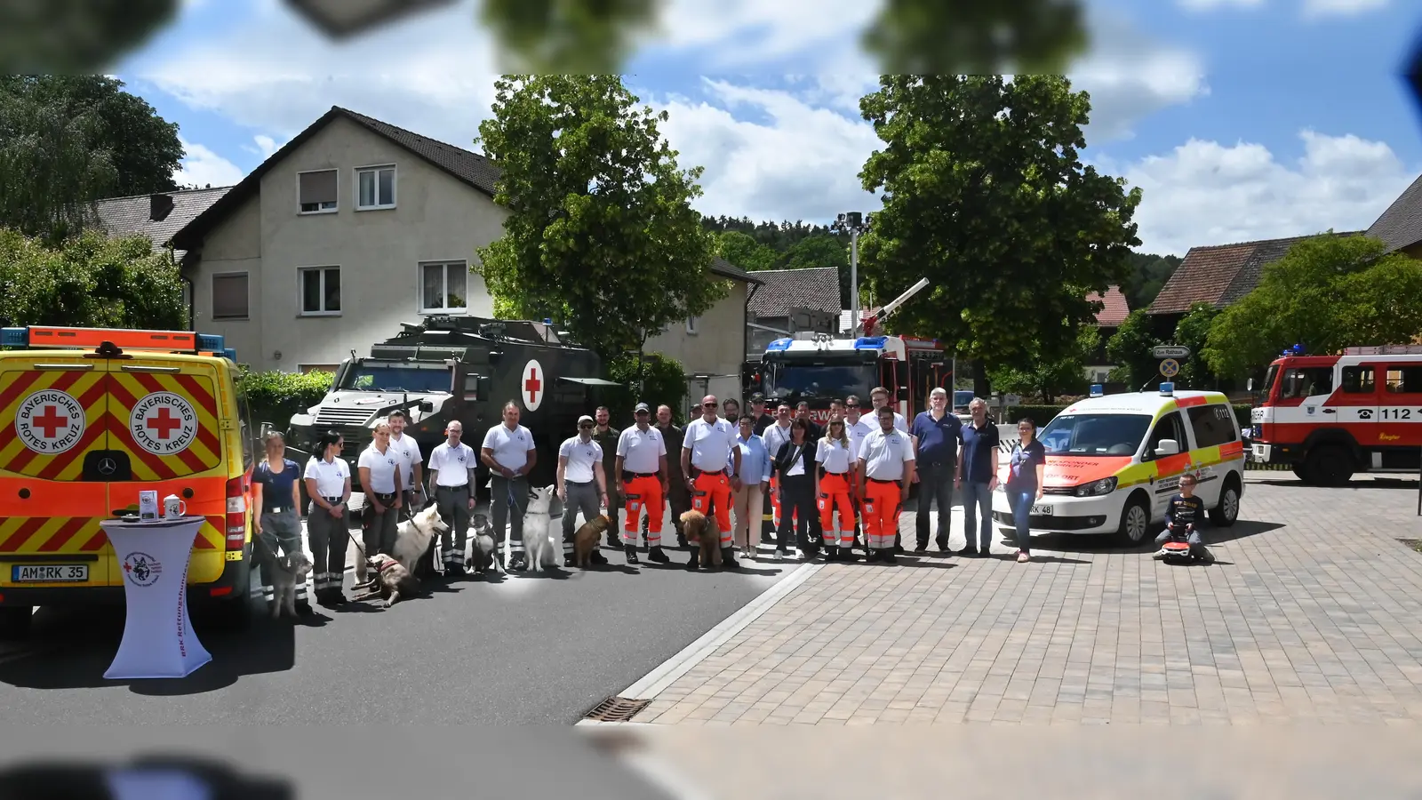 BRK-Rettungshundestaffel, Bundeswehr, Katastrophenschutz, das BRK und die örtliche Feuerwehren sowie die First Responder Poppenricht informierten beim gut besuchten Sommerfest auf dem Poppenrichter Dorfplatz über ihr Können und ihre Einsatzmöglichkeiten. (Bild: Gerhard Franz)