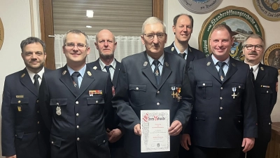 v.l.n.R. Kreisbrandinspektor Michael Iberer, stellv. Kommandant Michael Gebhardt, 2. Vorstand Peter Klughardt, Ehrenkommandant Manfred Friedrich, Kommandant Alexander Luber, 1. Vorstand Tobias Falk, Kreisbrandmeister Thomas Wiesent<br> (Bild: Philipp Kogelbauer)