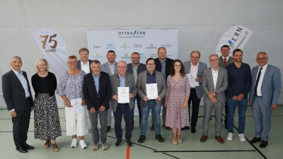 49 Verbandsmitglieder wurden für ihre 75-jährige Mitgliedschaft geehrt. Die anwesenden Vertreter stellten sich zum Foto. Es gratulierten der Präsident des Tourismusverbandes Ostbayern, Landrat Thomas Ebeling (3.v.re.), stv. Präsident, Landrat Dr. Ronny Raith (1.v.l.) und TVO-Vorstand Dr. Michael Braun (1.v.re.) (Bild: Ulrike Eberl-Walter)