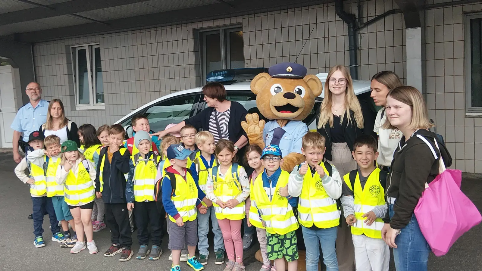 Rothenstädter Vorschulkinder begeistert von der Bundespolizei am Bahnhof Weiden. (Bild: Beate Meyer)