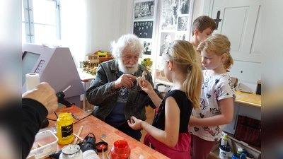 Siegfried Rahner konnte seine langjährige Erfahrung als Bastler und Schnitzer an die Kinder weitergeben (Bild: Katarina Brankovic)