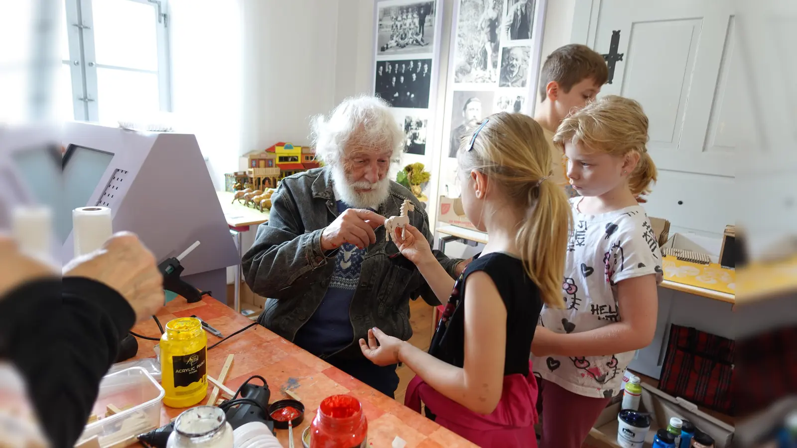 Siegfried Rahner konnte seine langjährige Erfahrung als Bastler und Schnitzer an die Kinder weitergeben (Bild: Katarina Brankovic)