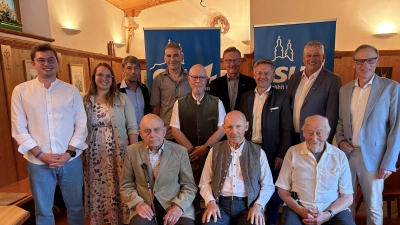 Die bei der Ortshauptversammlung der CSU Waldsassen geehrten Mitglieder und ausgeschiedenen Stadträte. V.l.n.r stehend: Vorsitzender Junge Union Max Siller, Vorsitzende Frauen Union Katja Bloßfeldt, stv. Vorsitzender Jörg Wifling, Rainer Gerl, Martin Hauk, Ferdinand Sperber, MdL Tobias Reiß, Vorsitzender Markus Scharnagl, Bürgermeister Bernd Sommer. V.l.n.r sitzend: Josef Rustler, Karlheinz Hoyer, Konrad Kraus. (Bild: Sabine Schiml)