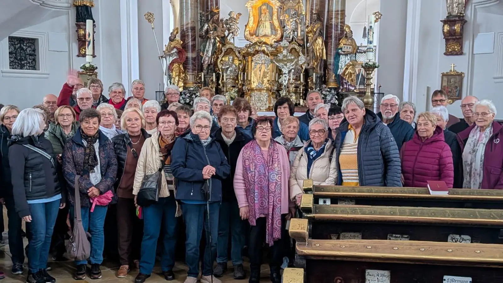 Das Bild zeigt die Senioren in der Wallfahrtskirche Heilig Blut zusammen mit Hildegard Haupt (8. von rechts). (Bild: Roswitha Heining)