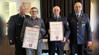 1. Kommandant Tobias Wittmann (erster von links), Ehrenmitglied Theo Lukas (zweiter von links), Ehrenmitglied Hans Völkl (zweiter von rechts), 1. Vorstand Michael Puff (erster von rechts) (Bild: Milena Wittmann)