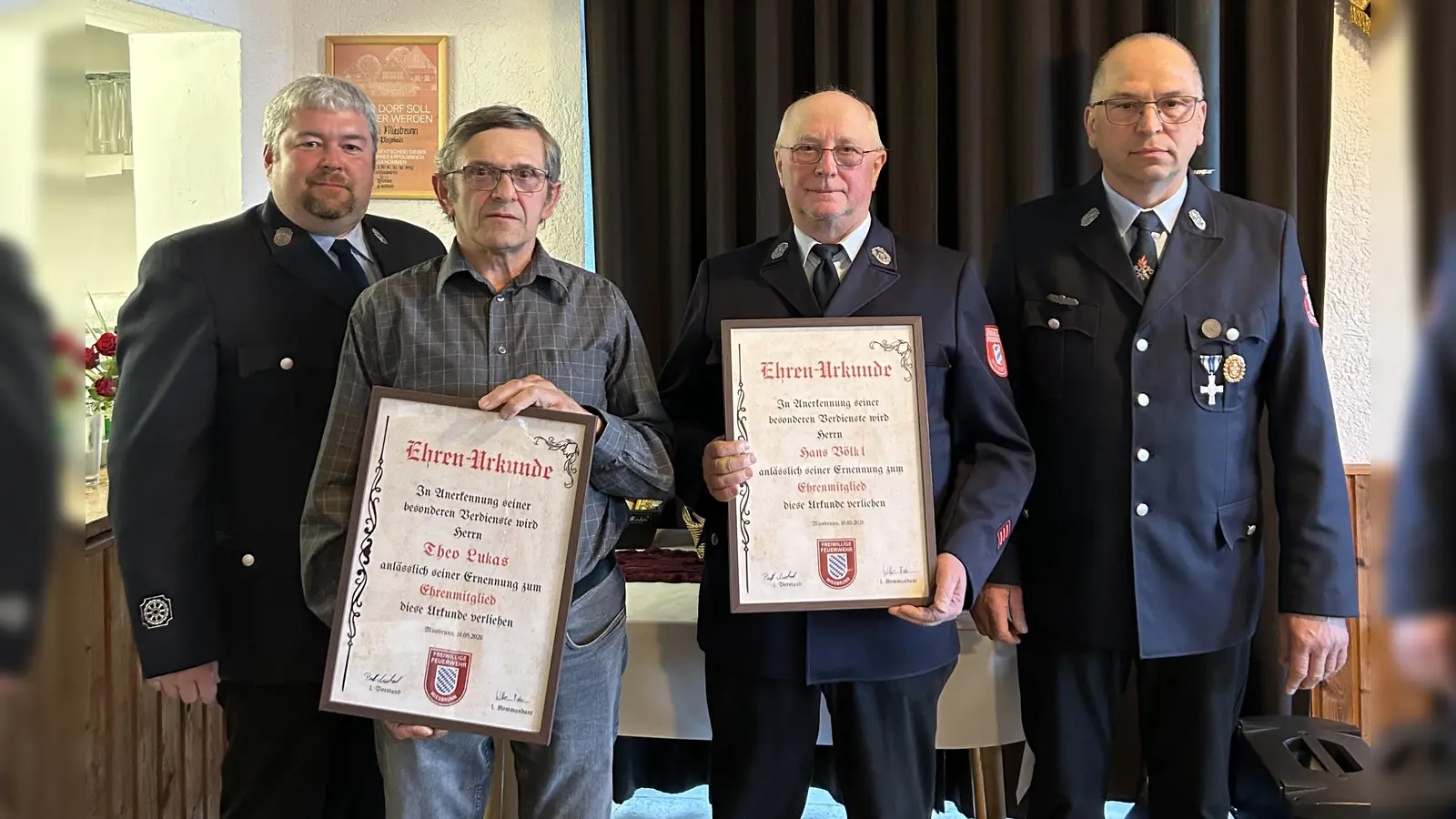 1. Kommandant Tobias Wittmann (erster von links), Ehrenmitglied Theo Lukas (zweiter von links), Ehrenmitglied Hans Völkl (zweiter von rechts), 1. Vorstand Michael Puff (erster von rechts) (Bild: Milena Wittmann)