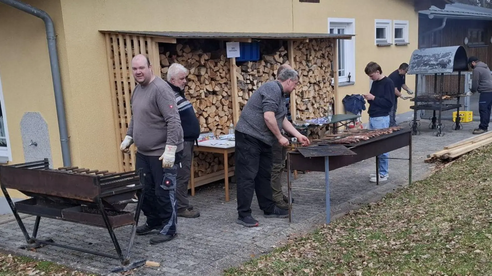 Mit drei Grillgeräten und einer Räucherkammer hatten sich die leidenschaftlichen Angler bestens auf den Ansturm vorbereitet. (Bild: Karl Ziegler)