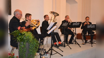 Im September 2022 gastierte das Ensemble Joseph Haydn Brass (Bild) schon einmal im Festsaal des Schlosses Fockenfeld. Am 10. Oktober diesen Jahres kommen die fünf Musiker aus dem Burgenland erneut nach Fockenfeld und gegen ein Benefizkonzert. Erneut verspricht das Konzert ein musikalischer Hochgenuss zu werden.  (Archivbild: Josef Rosner)