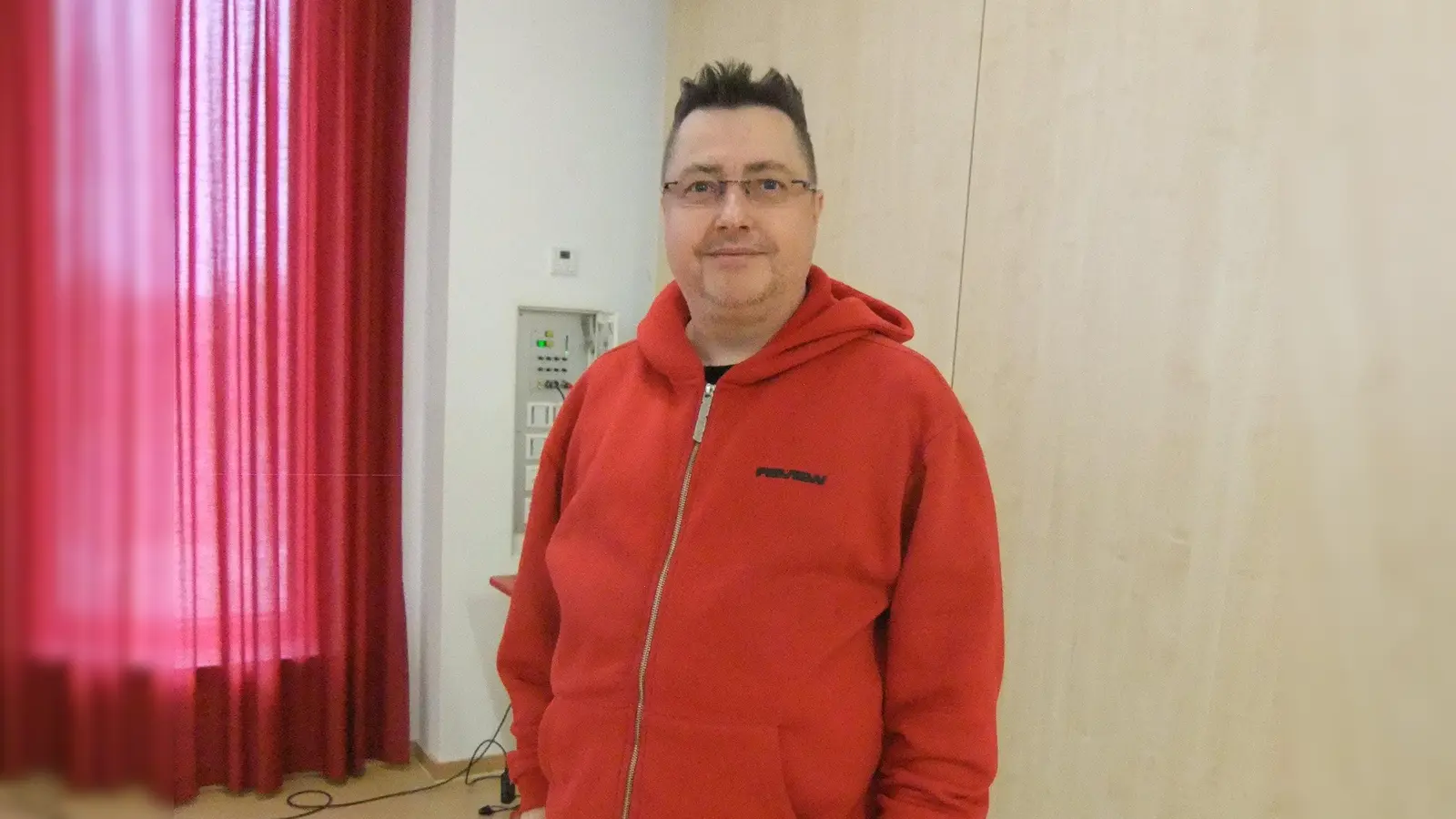 Professor Dr. Tobias Licha von der Ruhr-Uni Bochum kam trotz Sonntag gerne, wie er meinte, für seinen Vortrag nach Ebermannsdorf, denn sauberes Trinkwasser auch in der Zukunft sollte das oberste Ziel von uns allen sein. Und nur von der Gesellschaft gemeinsam sei dies zu schaffen, so Licha.  (Bild: Michael Götz)