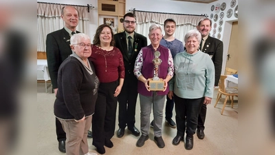Die Siegermannschaft um Gerlinde Biersack (Pokal) u. Schützenmeister Ulrich Götz (re) und Schießleiter SL Werner Irlbeck (li). (Bild: Müller Helga)