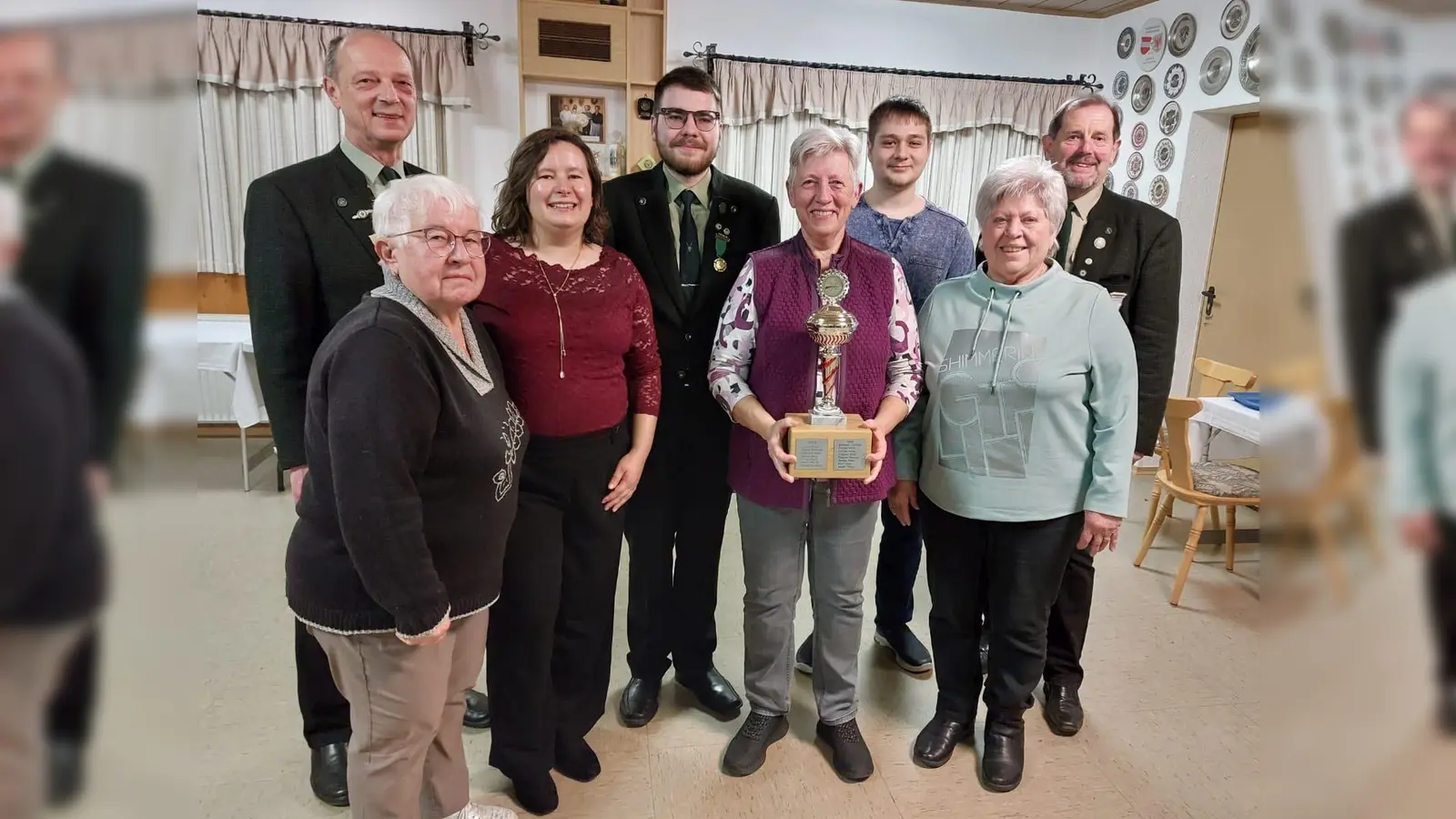 Die Siegermannschaft um Gerlinde Biersack (Pokal) u. Schützenmeister Ulrich Götz (re) und Schießleiter SL Werner Irlbeck (li). (Bild: Müller Helga)