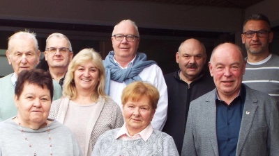 Die Siedlergemeinschaft Kümmersbrucker Heide zeichnet langjährige Mitglieder aus (vorn, von links): Vorsitzende Liesbeth Schnaus, Christa Schleicher und Bürgermeister Roland Strehl; hinten (von links): Gerhard Leitl, Ernst Hoffmann, die Ehefrau von Siegfried Allmeier, Klaus Bleisteiner als Vertreter des Kreisverbands, Matthias Klann und Erich Piehler. (Bild: e)