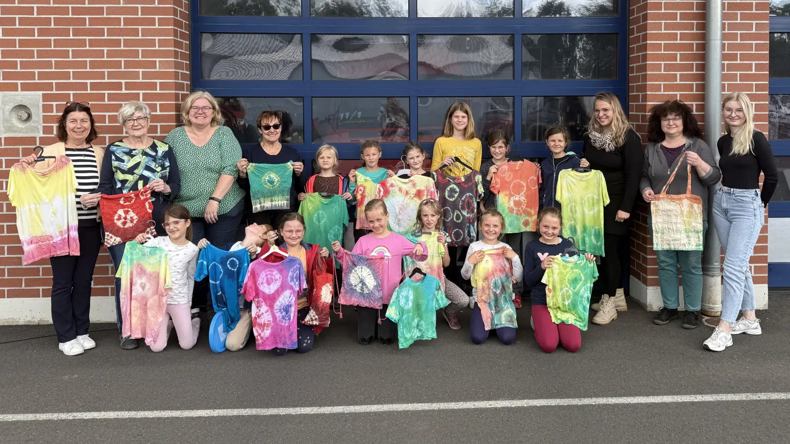Stolz präsentieren die Kinder ihre T-Shirts und Taschen. (Bild: Julia Spandel)